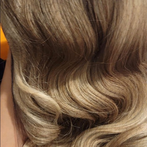 Long ombré ash blonde synthetic wavy wig - Picture 5 of 7